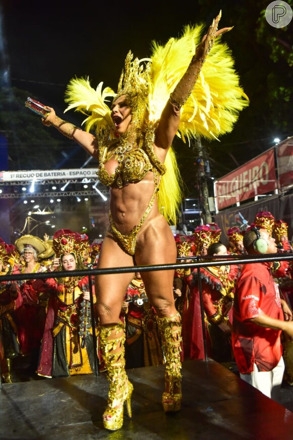 Barriga trincada de Viviane Araújo roubou a cena no desfile do Salgueiro