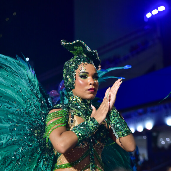 Rainha de bateria da Imperatriz Leopoldinense, Maria Mariá se fantasiou de trevo da sorte