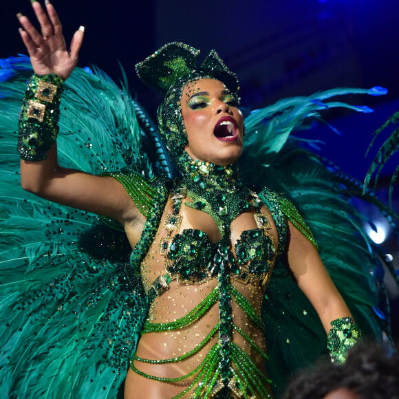 Look de Maria Mariá na Imperatriz Leopoldinense destacou sua marquinha de biquíni através de muitas pedrarias