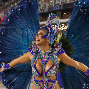 Looks de rainhas de bateria no Carnaval do Rio 2024: Lexa se fantasiou de "rainha da diversidade cultural"
