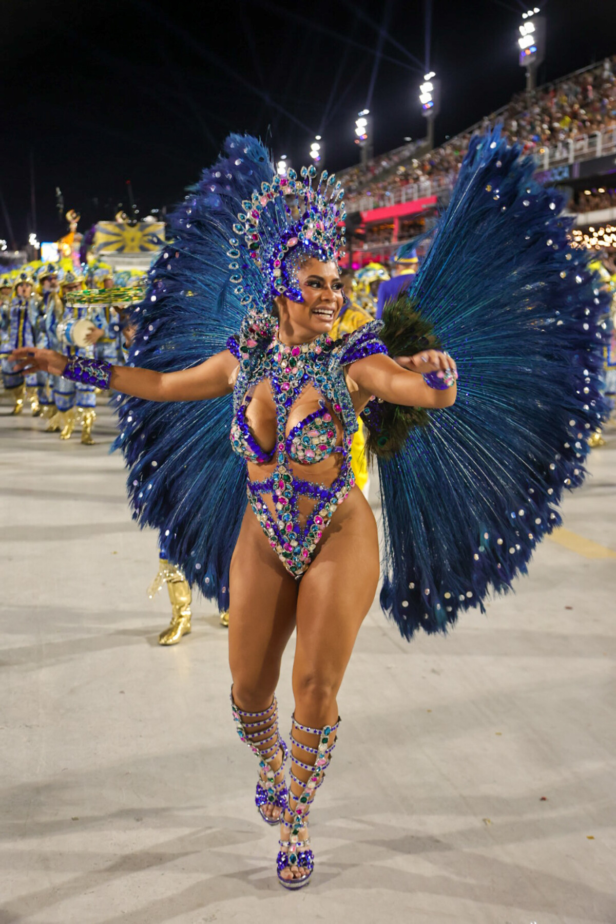 Foto: Rainha de bateria da Unidos da Tijuca, Lexa usou e abusou do azul e  penas de pavão com um look vazado - Purepeople