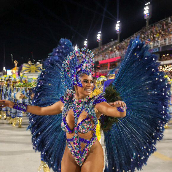 Rainha de bateria da Unidos da Tijuca, Lexa usou e abusou do azul e penas de pavão com um look vazado