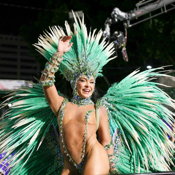 Fabíola de Andrade desfilou como rainha da Mocidade Independente de Padre Miguel com look marcado por transparência