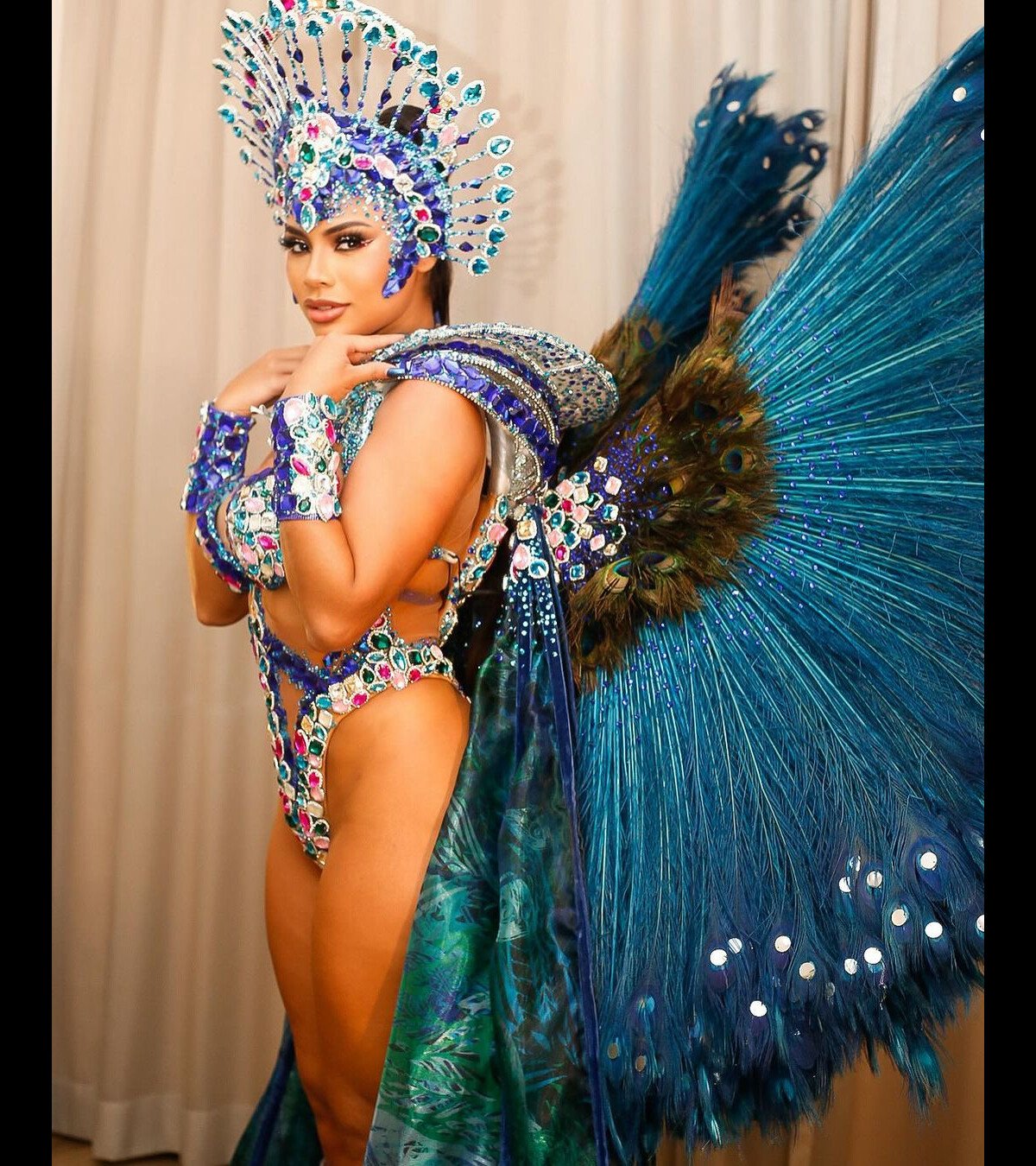 Foto: Carnaval 2024: Lexa ainda revelou que o costeiro desta fantasia é o  mais pesado que já usou. Declaração foi dada à revista Quem - Purepeople