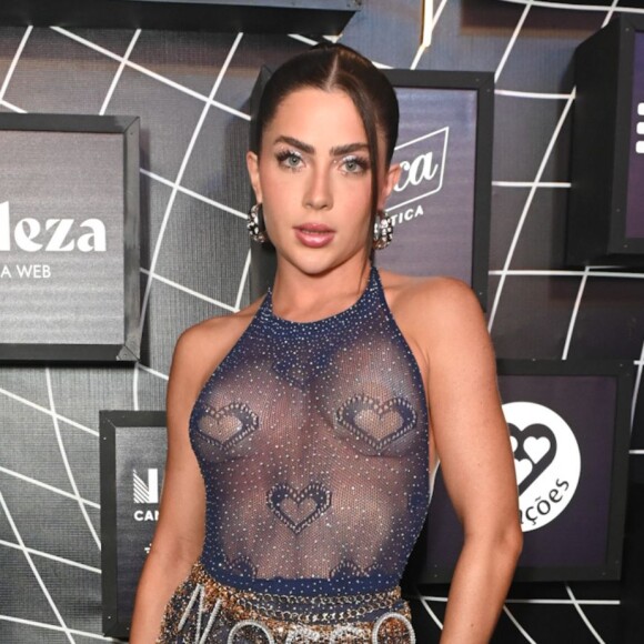 Jade Picon usa e abusa da transparência em macacão azul para curtir Camarote da Sapucaí