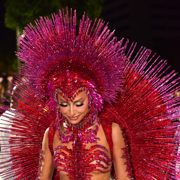 Esse detalhe surpreendente na fantasia de Sabrina Sato torna desfile da Rainha da Vila Isabel ainda mais icônico; veja 20 fotos!