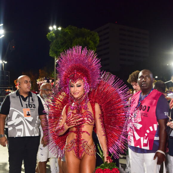 Rainha da Vila Isabel, Sabrina Sato usou fantasia poderosa em tons de rosa e vermelho