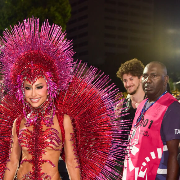 Look de Sabrina Sato como Rainha da Vila Isabel pesa quase 40 kg