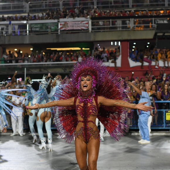 O detalhe surpreendente na fantasia de Sabrina Sato fez a musa de Carnaval viver desafio inédito: carregar quase 40 kg em fantasia na Sapucaí