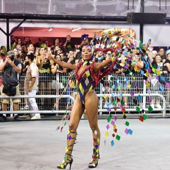 Mocidade Alegre bicampeã do carnaval de São Paulo: Thelma Assis foi musa da tricolor, que chega ao 12º título, o 8º desde 2004