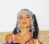 Bruna Marquezine completou o look com cristais na cabeça e nas pernas, além de plumas azuis e brancas