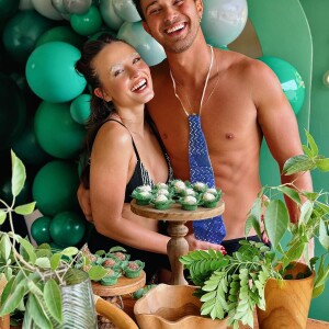Larissa Manoela publicou fotos ao lado do marido em uma festa de aniversário antecipada