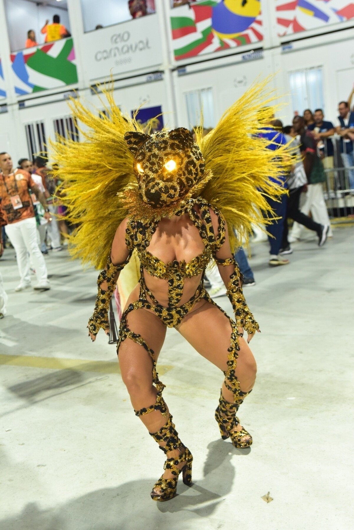 Foto: Paolla Oliveira surgiu fantasiada onça no carnaval 2024 da Grande Rio  e acionava um mecanismo que cobria sua cabeça - Purepeople