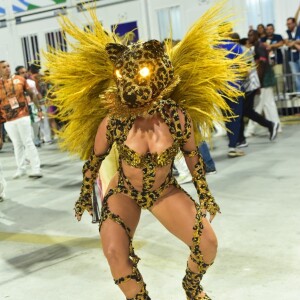 Paolla Oliveira surgiu fantasiada onça no carnaval 2024 da Grande Rio e acionava um mecanismo que cobria sua cabeça