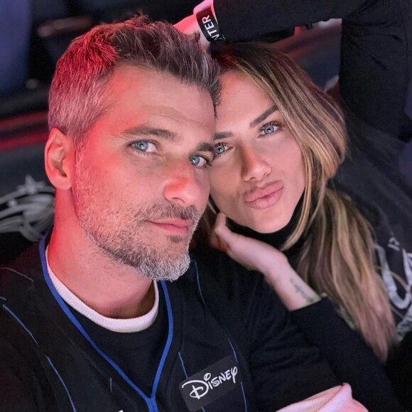 Bruno Gagliasso reagiu apaixonado às fotos de Giovanna Ewbank e deixou um emoji de fogo na publicação