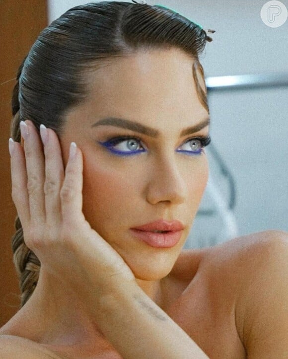 Giovanna Ewbank destacou uma maquiagem azul marcante nos bastidores de um programa do GNT