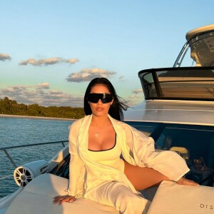 Fotos de Simaria em maiô bem cavado foram tiradas em Miami, onde a cantora tira férias