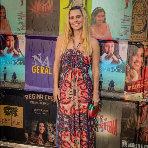 Carolina Dieckmann apostou em um vestido estampado para a festa de Regina Casé