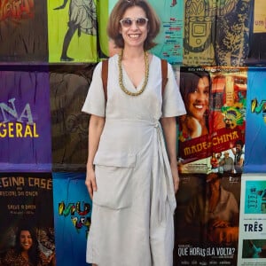 Fernanda Torres chegou sorridente ao aniversário de 70 anos de Regina Casé