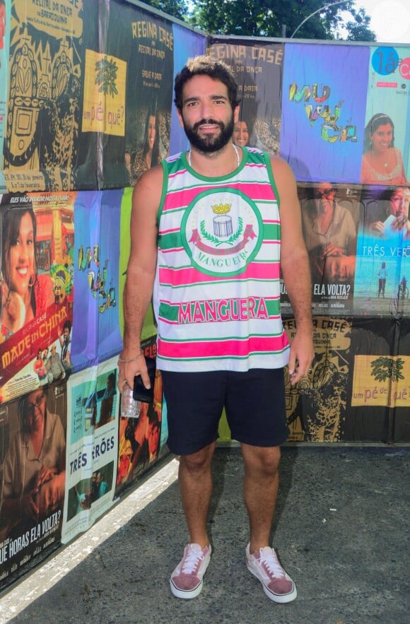 Humberto Carrão com a blusa da Mangueira na quadra da escola de samba para a festa de Regina Casé