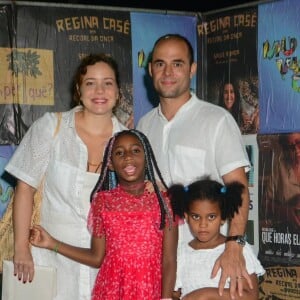 Leandra Leal com o marido e as filhas no aniversário de 70 anos de Regina Casé, na quadra da Mangueira