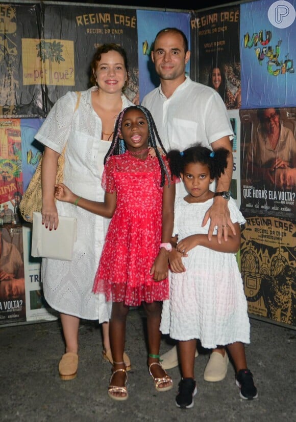 Leandra Leal com o marido e as filhas no aniversário de 70 anos de Regina Casé, na quadra da Mangueira