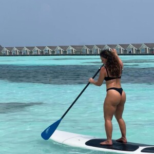 Paolla Oliveira, praticando stand-up paddle, encantou muita gente com um bumbum muito turbinado