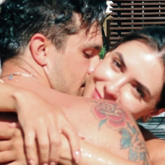 Jade Magalhães mostra 1ª foto com Luan Santana após cantor confirmar reconciliação e casal surge agarradinho em piscina
