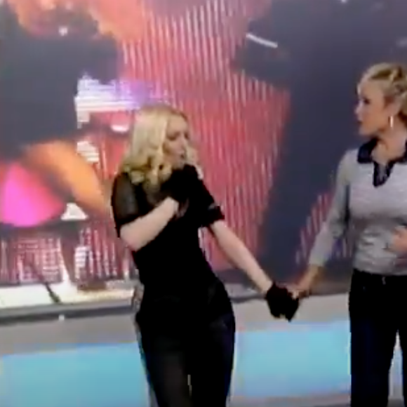 No vídeo, uma cover de Madonna se apresentava no 'Mais Você' ainda em 2008