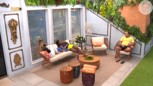 Yasmin Brunet, Leidy Elin e Buda conversam na área externa sobre o game e possível vitória de Davi na Prova do Líder do 'BBB 24'