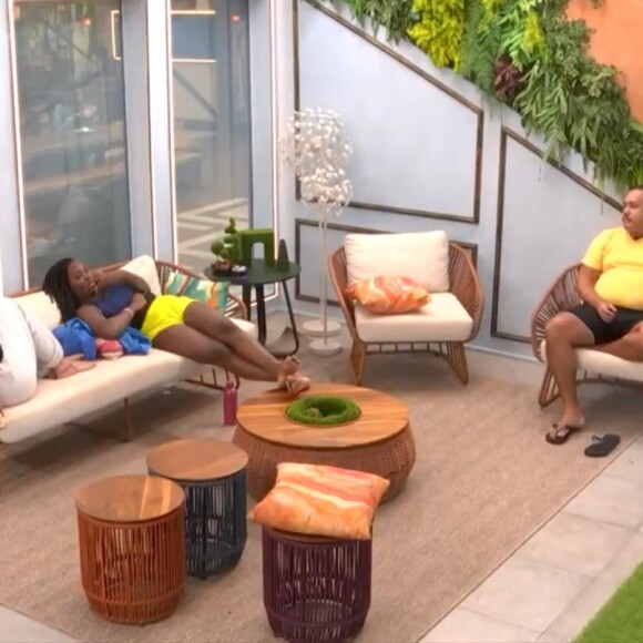 Yasmin Brunet, Leidy Elin e Buda conversam na área externa sobre o game e possível vitória de Davi na Prova do Líder do 'BBB 24'