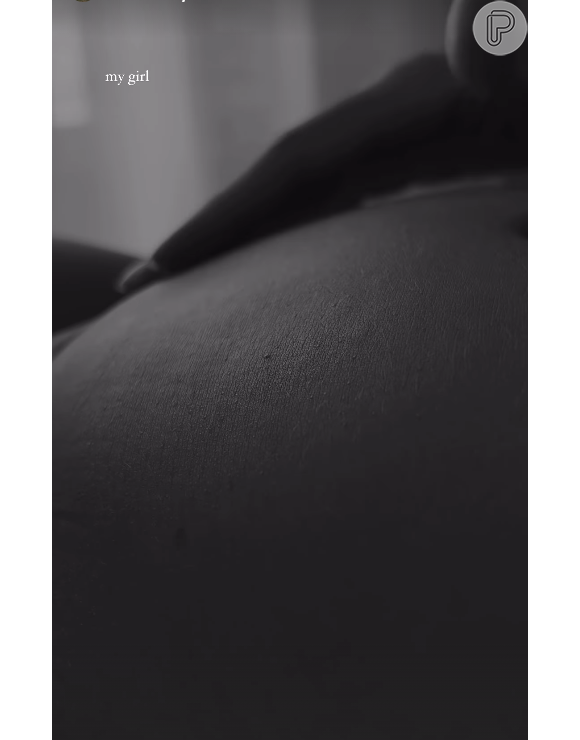 Modelo publicou um vídeo mostrando sua barriga e revelando estar grávida de uma menina