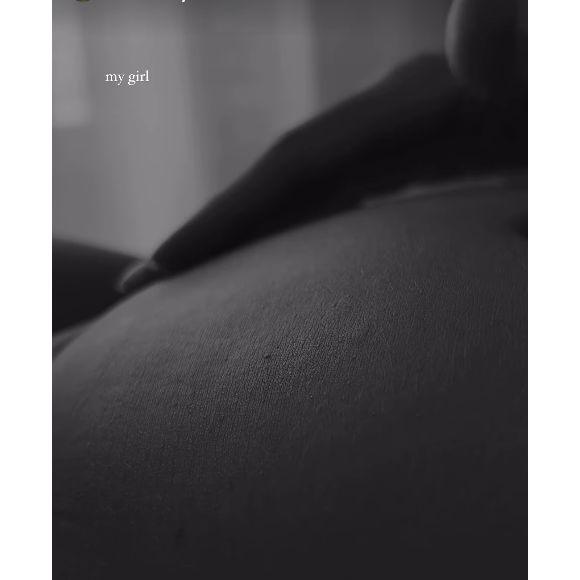 Modelo publicou um vídeo mostrando sua barriga e revelando estar grávida de uma menina