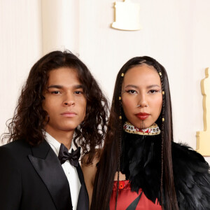 Oscar 2024: D'Pharaoh Woon-A-Tai em Dolce & Gabbana e Quannah Chasinghorse em Red Berry Woman