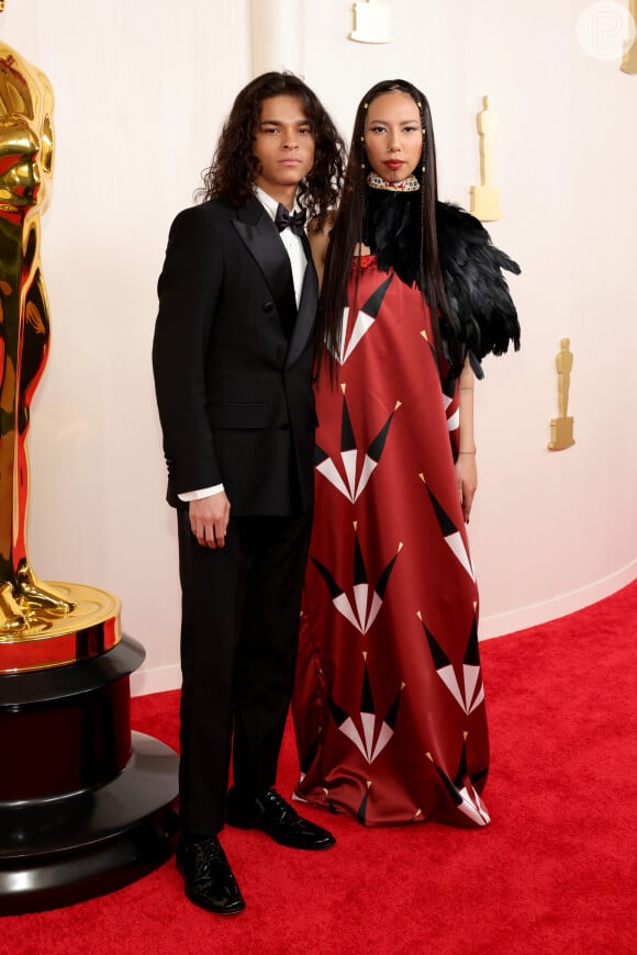 Oscar 2024: D'Pharaoh Woon-A-Tai em Dolce & Gabbana e Quannah Chasinghorse em Red Berry Woman