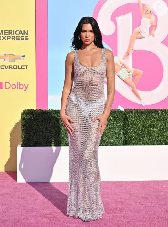Dua Lipa usou um vestido transparente para a premiere de Barbie