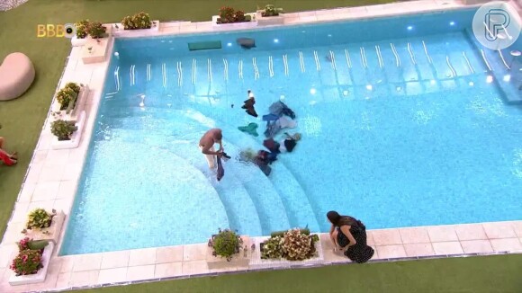 Vídeo de Davi recolhendo suas roupas na piscina viralizou na internet e dividiu opiniões