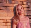 Angélica compartilhou novas fotos usando um vestido rosa bastante decotado