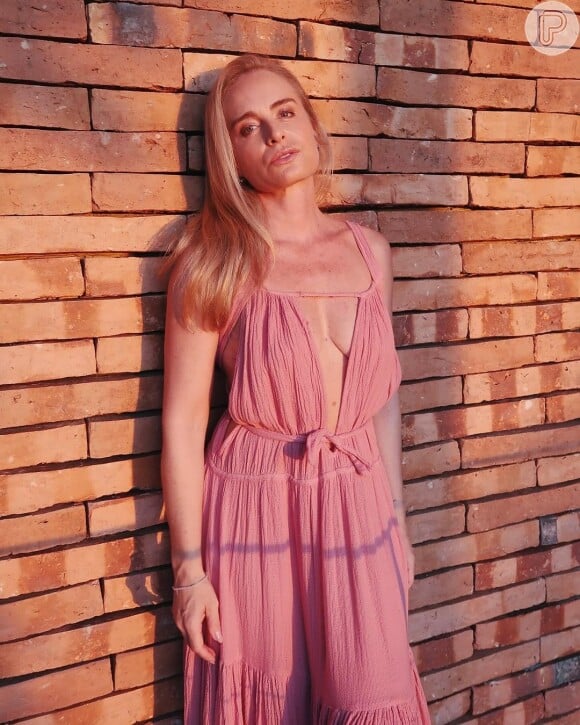 Angélica compartilhou novas fotos usando um vestido rosa bastante decotado