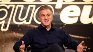 Luciano Huck cria alvoroço na web por detalhe curioso em foto com sua mãe; saiba mais