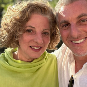 Luciano Huck com sua mãe, Marta Huck. Semelhança entre mãe e filho levou web à loucura