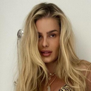 Yasmin Brunet não economiza nas estampas: este modelo de alcinha realçou suas curvas e pele bronzeada