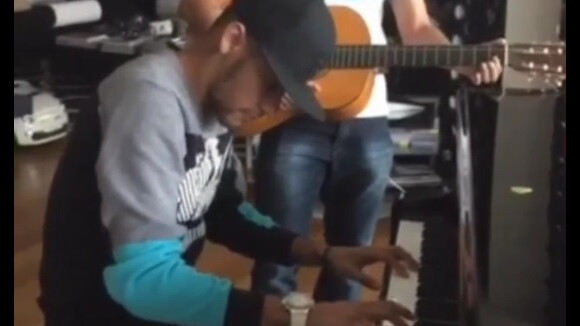 Neymar toca piano e amigo brinca: 'Preparem seus ouvidos'. Veja vídeo!