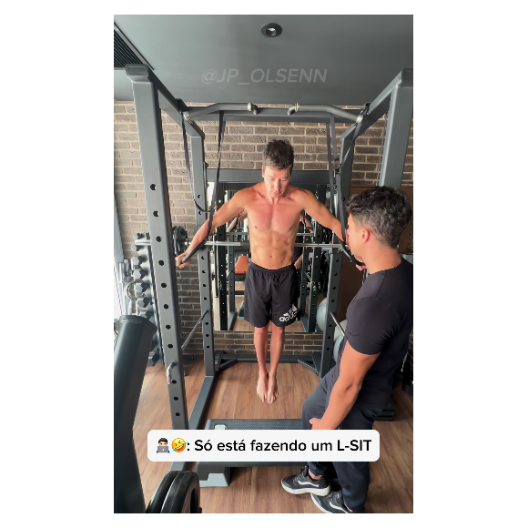 Rodrigo Faro exibiu uma barriga trincada e muita força nos braços ao fazer o exercício
