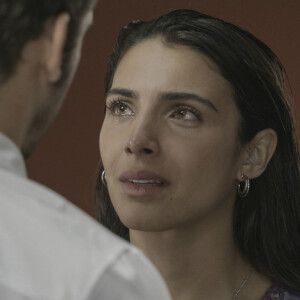 Giovanni (Filipe Braganç) se declara para Ísis (Rayssa Bratillieri) após se decepcionar com Cris (Valentina Herszage) na novela Elas por Elas