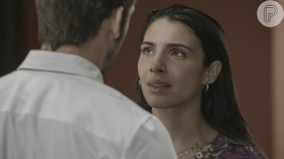 Giovanni (Filipe Braganç) se declara para Ísis (Rayssa Bratillieri) após se decepcionar com Cris (Valentina Herszage) na novela Elas por Elas