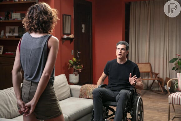 Adriana (Thalita Carauta) conta a Jonas (Mateus Solano) que Ísis (Rayssa Bratillieri) é filha de Sérgio (Marcos Caruso) no final de Elas por Elas