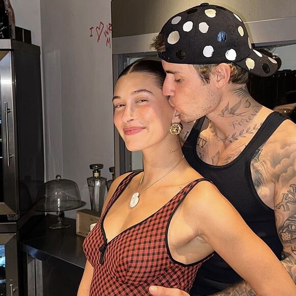 Hailey Bieber vem enfrentando boatos de gravidez há tempos, mas nega todos