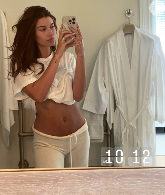 Hailey Bieber publicou uma nova foto no espelho e fãs suspeitaram de uma possível gravidez por causa do umbigo avantajado