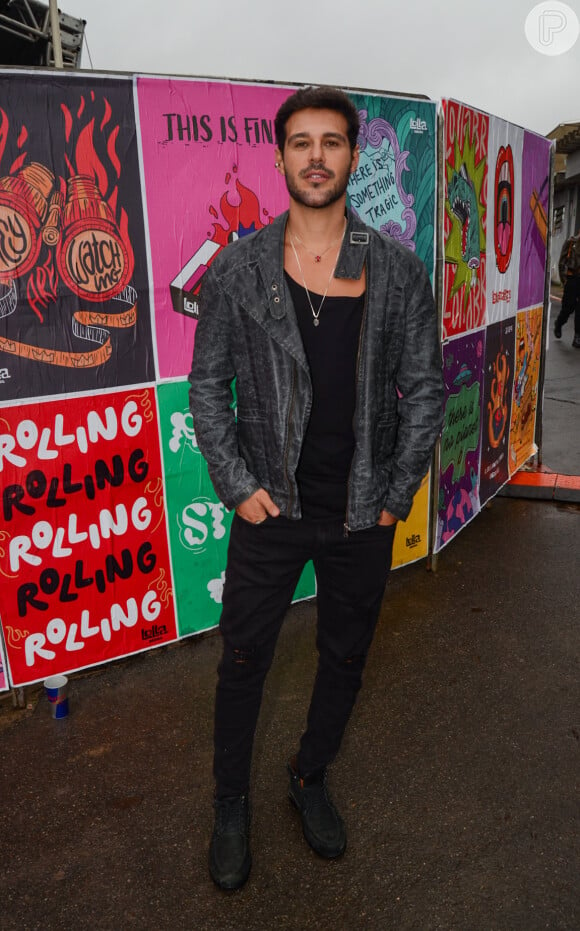 Lollapalooza 2024: Rodrigo Mussi, ex-BBB, apostou em um look all black com uma jaqueta